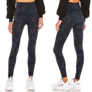 SPANX Look At Me Now Seamless Leggings Black Camo Size Large